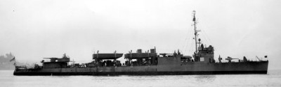 In this early conversion BROOKS retained her original 5"/51cal main battery, although one mount has been removed--along w/her torpedo tubes--and the other mount re-sited on the centreline above the galley deckhouse. She has a few 20mm mounts here, but not the Army type 40mm singles she received later.