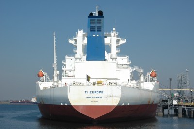 Her sleek stern and "fatness" are obvious in this stern view.