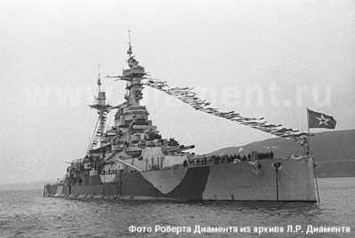 Arkhangelsk, date unknown, presumably 1944 shortly after handover (looks like Kola scenery in the background). Notice the two tone color scheme on the forward gun barrels, which the sailors were painting in the previous photo. Her paint looks fresh.
