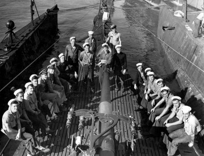 19420901 S-44 (SS-155) crew relax while moored at Brisbane before the start of her 4th patrol Navsource 0815520.jpg