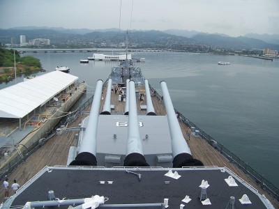 USS_Missouri_watching_over_USS_Arizona_-_Pearl_Harbor.jpg