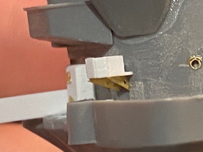 Anatomy of the Ship shows some triangular gussets supporting the platform