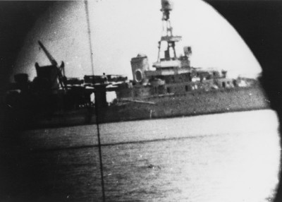 800px-USS_Houston_(CA-30)_seen_through_the_sight_of_an_Australian_102_mm_gun_on_18_February_1942 (1).jpg