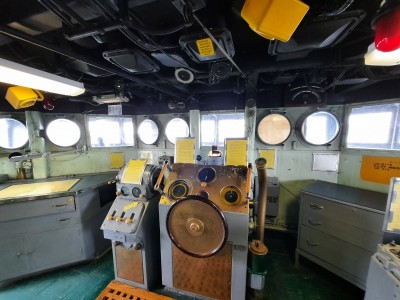 pilothouse behind bridge.jpg