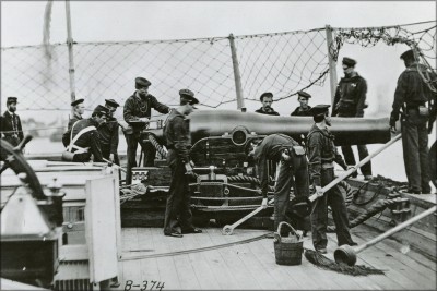 Photo of a 9 inch Dahlgren on a pivot carriage