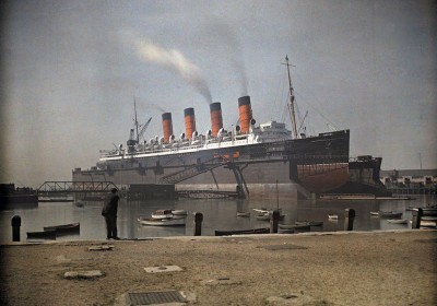 Mauretania_in_drydock_1928_autochrome_process_starboard_side.jpg