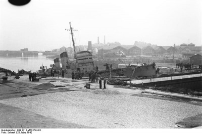 Bundesarchiv_Bild_101II-MW-3724-03,_St__Nazaire,_Zerst%C3%B6rer_%22HMS_Campbeltown%22.jpg