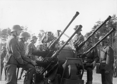 Bundesarchiv_Bild_183-J08339,_Ausbildung_an_der_Vierlings-Flak.jpg