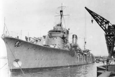 Amagiri fitting out, 1930.jpg