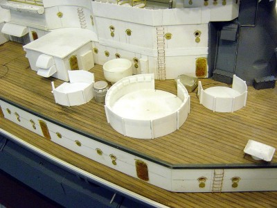 Completed gun tub arrangement on stb.side forward by the base of the conning tower. Small tubs are 20MM twin locations, large tub is the 40MM quad, while the other tub that is raised slightly is for the 40MM director. Ammo hoist hatch and vent are cast metal.