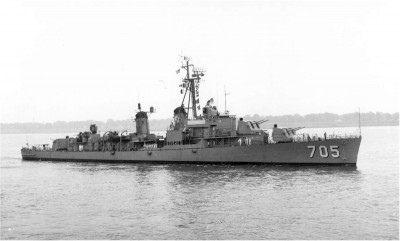 DD705 Stbd bow.jpg