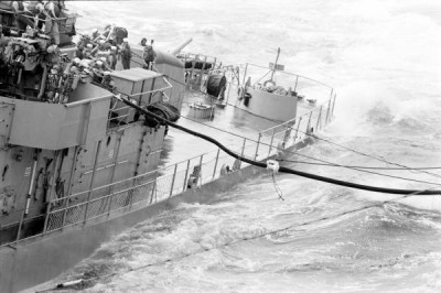 DD-450 Unrep heavy seas.jpg