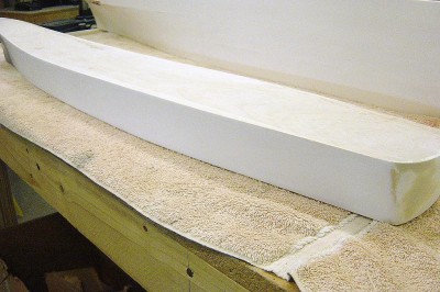 Close up of the DE hull. Note some body filler work on the stern area. The filler sticks very well to the gelcoating, and blends very well too.