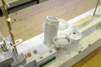 Another view here of the midships 20MM location. The forward tubs are raised above the aft ones and have a perforated floor. Note the support structure.
