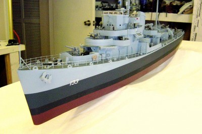 DSC04388.JPG (97.83 KiB) Viewed 8432 times Port side bow view here. Hull numbers are Techmod decals. Hull and superstructure were all airbrushed, while all decks were done by hand brushing. Anchors are cast metal.