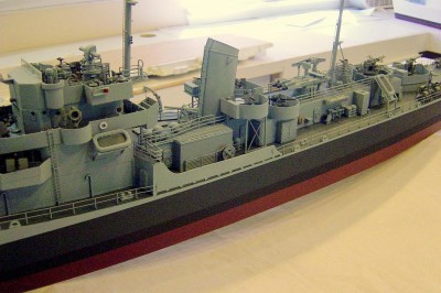 DSC04418.JPG (107.16 KiB) Viewed 8432 times Port side midships here. Everthing was primed in white before final paint. In painting the hull, each color was added and then masked off to do the next. Careful masking produced nice straight lines.