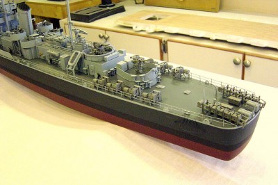 DSC04419.JPG (109.6 KiB) Viewed 8432 times Port side aft. Again note all the details. I'll go over those a little farther down. The ship was built as waterline, so when mounted in the base you won't see much red, if any.