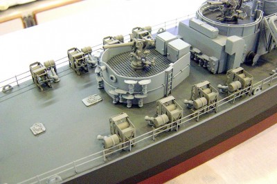 Good shot of the aft 3" 50 mount, and the port and stb. K-Guns and depth charge storage racks. Storage racks are p/e brass, K-Guns are cast metal. Here the depth charges in the racks are styrene tube with end caps glued on. Note all the depth charge arbors stowed for the K-Guns. These are also cast metal with p/e brass details. Note another loudspeaker on the gun tub.