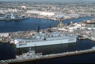 800px-USS_Kinkaid_(DD-965)_in_floating_drydock_SteadfastAA.jpg