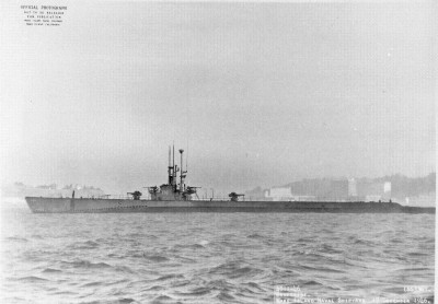Here's the Capitaine off Mare Island in Dec. 1945. Note the two 5" guns, and the AA guns on the sail. At this time she also has a third mast aft on the sail. Railings are also visible.