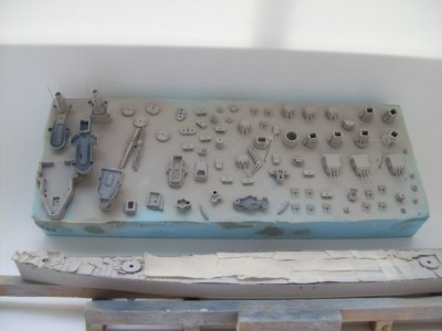 Painting superestructure and guns.  HU-129 (FS36440 - Light Grey 5L)